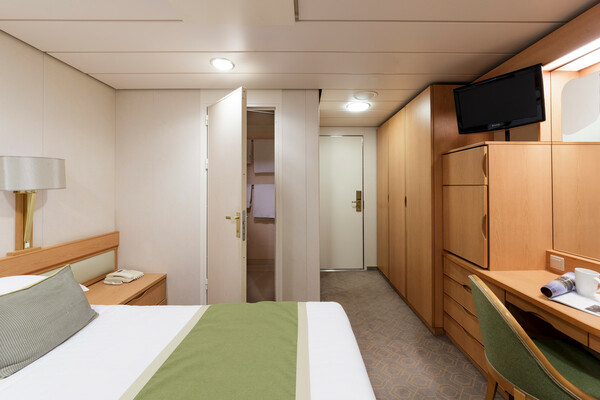 P&O Cruises Aurora Inside Cabin 1.jpg